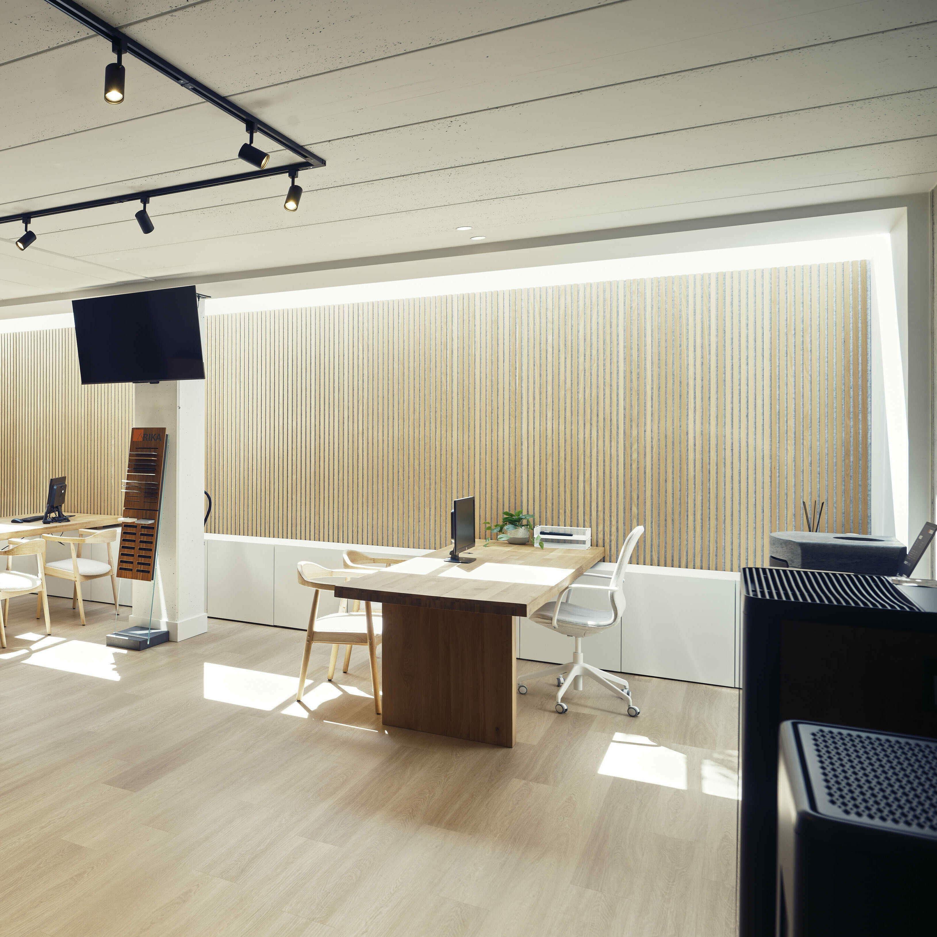 De lichtrijke bureau en showroom van Energie & Warmtetechniek